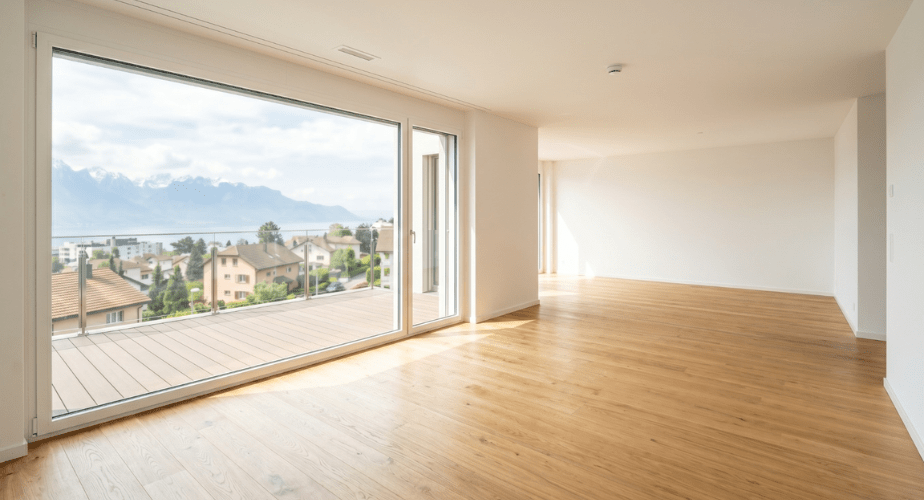 Appartement suisse entièrement vide et nettoyé, prêt pour l'état des lieux de sortie après un déménagement.